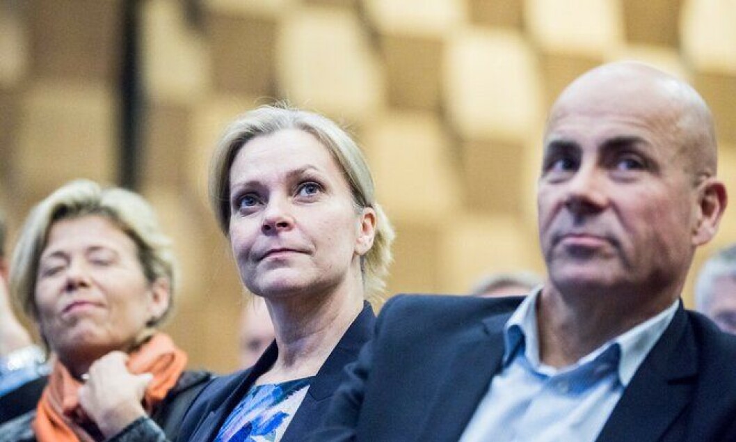 Lena Nitz og Claus Oxfeldt leder de Polisförbundet i Sverige og Politiforbundet i Danmark. De advarte i dag mot konsekvensene av en reform uten at de ansatte høres. Lena Nitz og Claus Oxfeldt leder de Polisförbundet i Sverige og Politiforbundet i Danmark. De advarte i dag mot konsekvensene av en reform uten at de ansatte høres.