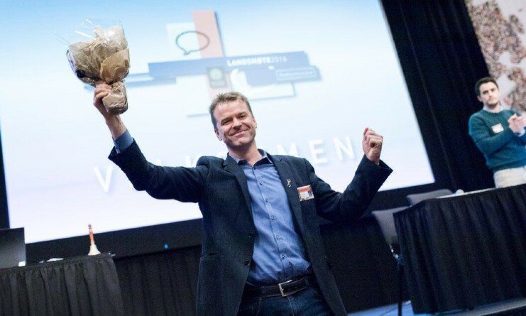Sigve Bolstad strakk armene i været og tok imot applausen da landsmøtet valgte ham igjen i dag. Sigve Bolstad strakk armene i været og tok imot applausen da landsmøtet valgte ham igjen i dag.