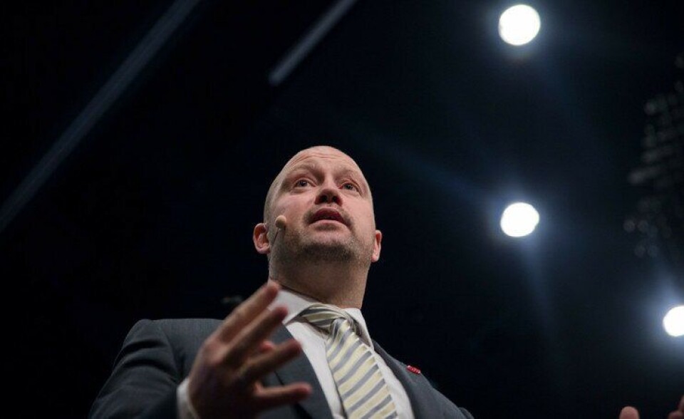 Justis- og beredskapsminister Anders Anundsen vil vurdere forholdet mellom pengebruken i POD og økonomisituasjonen i distriktene.