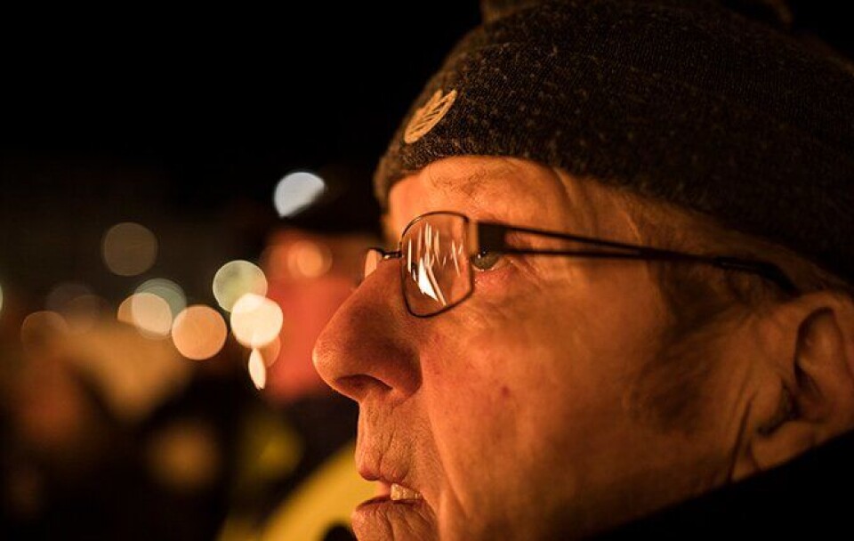 Unge og gamle hadde møtt opp for å støtte opp om lensmannskontoret.