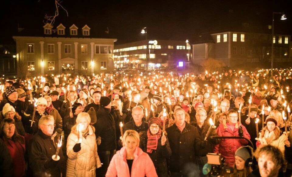 Innbyggerne i Nes kommune frykter Nærpolitireformen vil gjøre politiet deres fjernere. De møtte opp for å støtte lensmannskontoret, som er foreslått nedlagt. Innbyggerne i Nes kommune frykter Nærpolitireformen vil gjøre politiet deres fjernere. De møtte opp for å støtte lensmannskontoret, som er foreslått nedlagt.