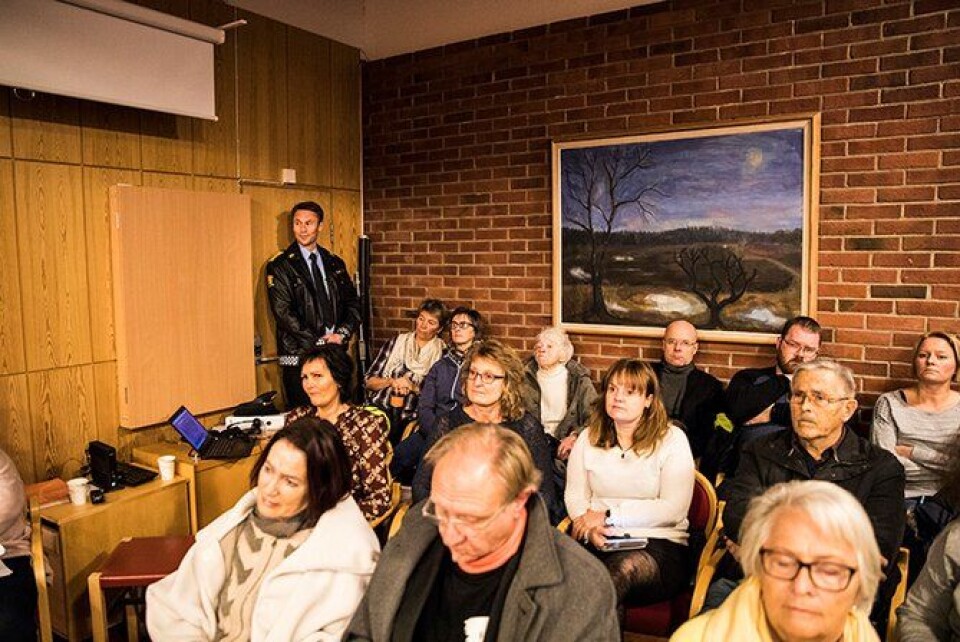 Politimester Steven Hasseldal hadde mot til å møte opp både på torget og bakerst i kommunestyresalen.