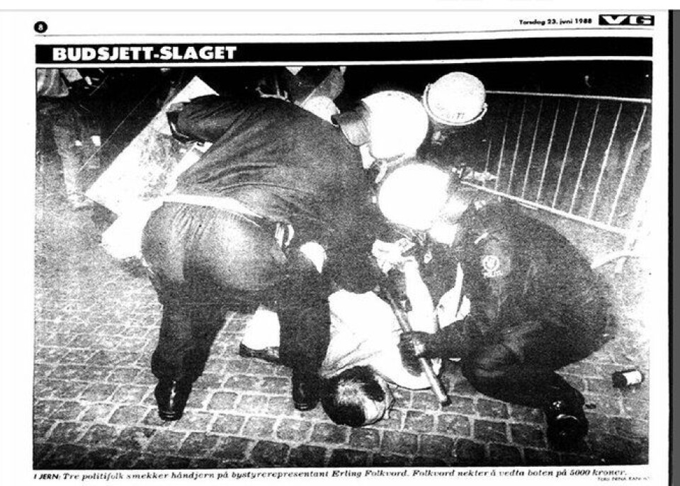 OPPSTILT BILDE: Jørgen Hellwege fotograferes med kølla klar. Under ligger Erling Folkvord. Men bildet lyver, Jørgen brukte aldri kølla. Den fikk han fra en journalist sekundet før bildet ble tatt. Faksimile fra VG 1983.