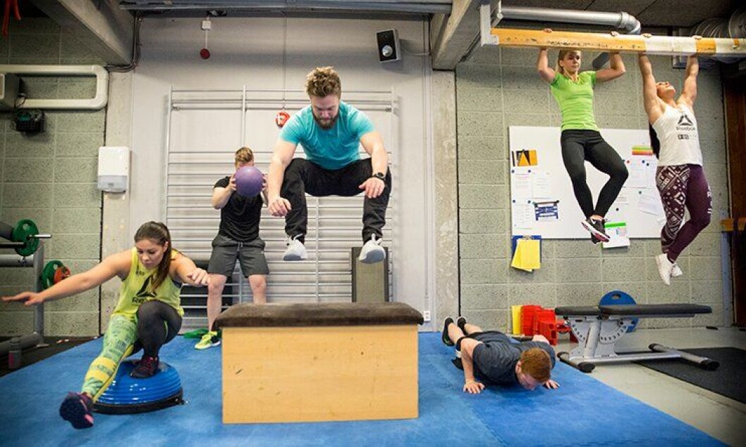 Peter Levi Skogvang (27, i midten) er initiativtakeren til PHS Games – det første arrangementet med ambisjon om å samle alle politistudentene fra alle studiestedene. Alle øvelsene på bildet kan bli en del av lekene, her demonstrert av politistudentene (fra venstre) Elisa Josefina Hugvik (24), John Christian Plowman (25), Markus Lohne (24), Elin Iversen (24) og Sandra Reimertz (25). Peter Levi Skogvang (27, i midten) er initiativtakeren til PHS Games – det første arrangementet med ambisjon om å samle alle politistudentene fra alle studiestedene. Alle øvelsene på bildet kan bli en del av lekene, her demonstrert av politistudentene (fra venstre) Elisa Josefina Hugvik (24), John Christian Plowman (25), Markus Lohne (24), Elin Iversen (24) og Sandra Reimertz (25).