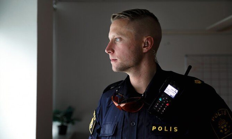 Christoffer Bohman og kollegene har opplevd steinkasting, vold og trusler i tjeneste. De tar sine forhåndsregler når de er på tjeneste i de farligste områdene.
