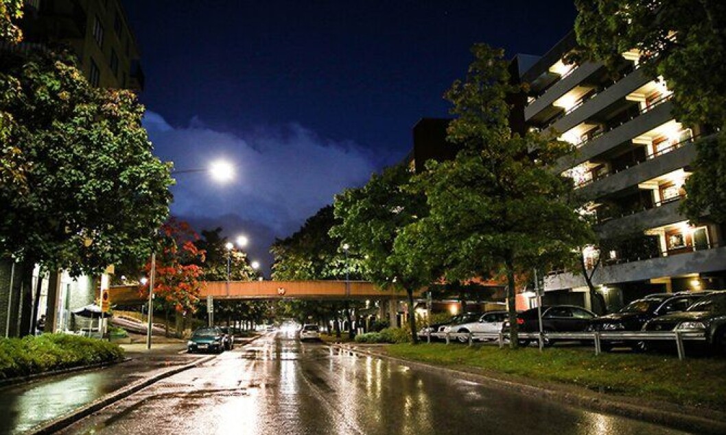 Bydelene Tensta og Rinkeby har fått et dårlig rykte. Og politiet har problemer der - men det er langt fra så farlig som mediene framstiller det. Bydelene Tensta og Rinkeby har fått et dårlig rykte. Og politiet har problemer der - men det er langt fra så farlig som mediene framstiller det.