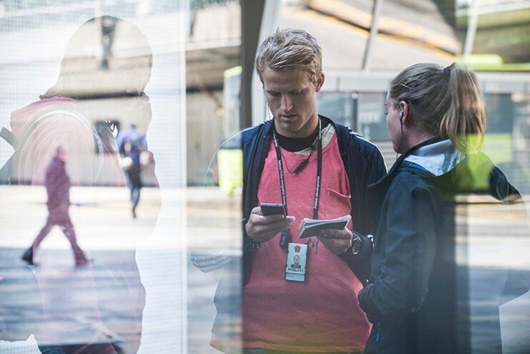 Politibetjenter i Politiets utlendingsenhet (PU) kontrollerer ID-papirene til en mann som har kommet til Norge. Her var alt OK, men presset på PU for å kontrollere ID-papirer og uttransportere utlendinger uten lovlig opphold er høyt. Politibetjenter i Politiets utlendingsenhet (PU) kontrollerer ID-papirene til en mann som har kommet til Norge. Her var alt OK, men presset på PU for å kontrollere ID-papirer og uttransportere utlendinger uten lovlig opphold er høyt.