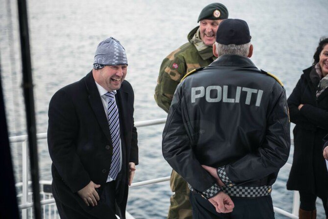 Tidligere justis- og beredskapsminister Anders Anundsen overværer en antiterrorøvelse sammen med forsvarstopper og politidirektøren. Men han innser at det er kaldt på sjøen på høsten. Nødløsningen er å sette buffen fra Norges politilederlag på hodet, noe som fremkaller latter hos beredskapssjefene og hos ministeren selv. Tidligere justis- og beredskapsminister Anders Anundsen overværer en antiterrorøvelse sammen med forsvarstopper og politidirektøren. Men han innser at det er kaldt på sjøen på høsten. Nødløsningen er å sette buffen fra Norges politilederlag på hodet, noe som fremkaller latter hos beredskapssjefene og hos ministeren selv.