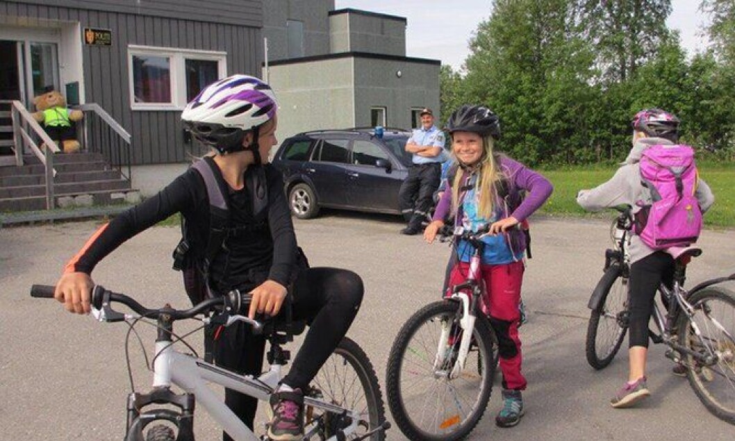 Her har politiførstebetjent Steinar Bergem nettopp avholdt forebyggende sykkelkontroll for fjerde klasse ved Hemnes Sentralskole sist sommer. Det kan det bli slutt på nå. Her har politiførstebetjent Steinar Bergem nettopp avholdt forebyggende sykkelkontroll for fjerde klasse ved Hemnes Sentralskole sist sommer. Det kan det bli slutt på nå.