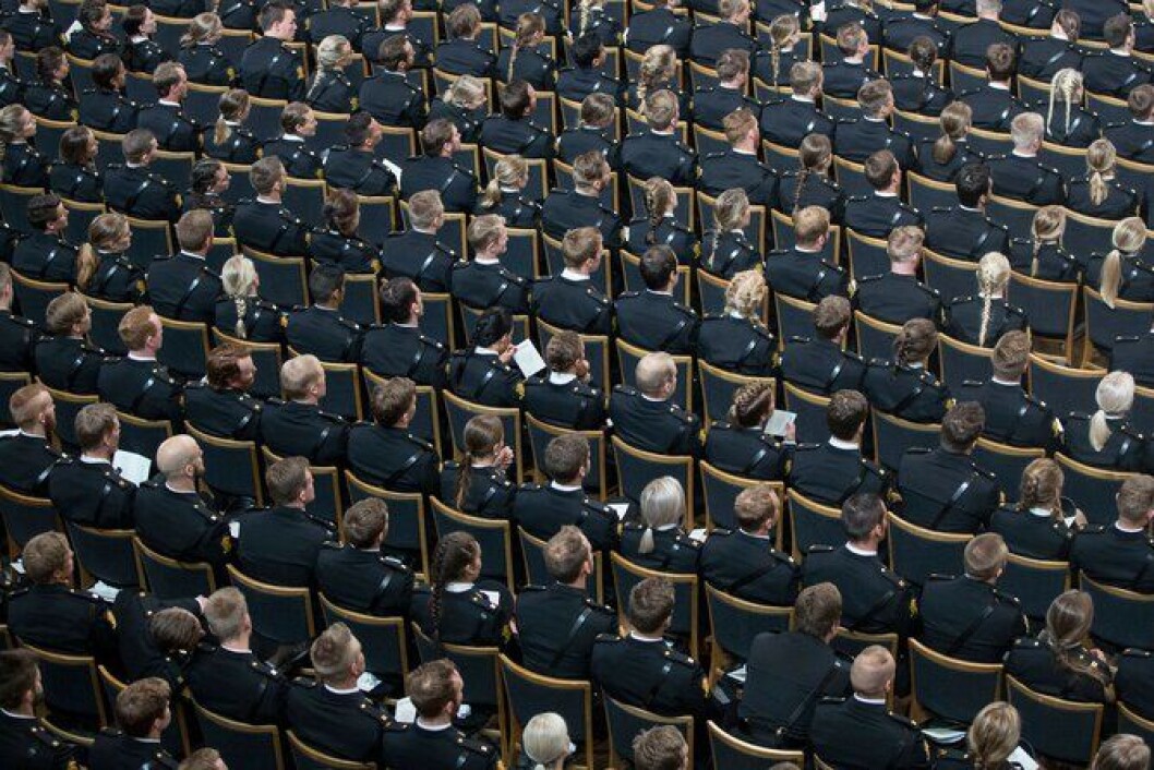 Nyutdannede politistudenter venter på vitnemålet i Oslo rådhus i juni. Hvor mange av dem som faktisk har fått jobb, har vært et stort tema i 2016. Nyutdannede politistudenter venter på vitnemålet i Oslo rådhus i juni. Hvor mange av dem som faktisk har fått jobb, har vært et stort tema i 2016.