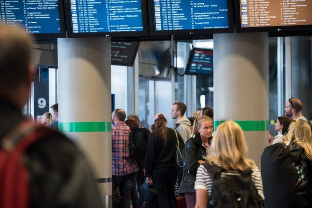 Tusenvis av mennesker ankommer hovedstaden via kollektivknutepunktene hver dag. Politiets utlendingsenhet har politiblikket på, når de leter etter personer de tror det kan være verdt å ta en nøyere kikk på ID-papirene til. Tusenvis av mennesker ankommer hovedstaden via kollektivknutepunktene hver dag. Politiets utlendingsenhet har politiblikket på, når de leter etter personer de tror det kan være verdt å ta en nøyere kikk på ID-papirene til.