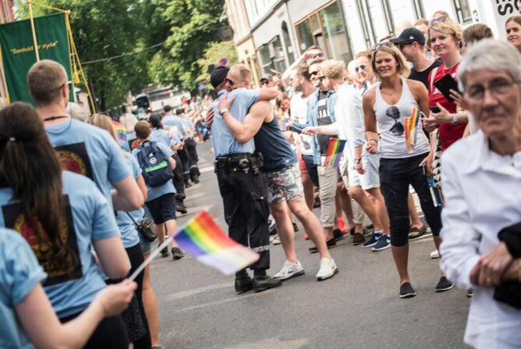 En politimann bryter ut av rekkene under Pride-paraden i Oslo i sommer. Følelsene er mange og gleden i paraden er stor. Mange politifolk deltok. En politimann bryter ut av rekkene under Pride-paraden i Oslo i sommer. Følelsene er mange og gleden i paraden er stor. Mange politifolk deltok.