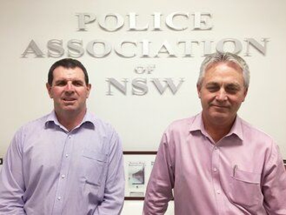 Alle skal få: Alle patruljer skal få kroppsmontert kamera, sier Peter Remfrey (t.v.) og Mick Hilder i Police Assosiation of New South Wales. Foto: NSW Police Force