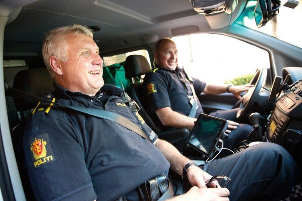 God stemning i politibilen. God stemning i politibilen.