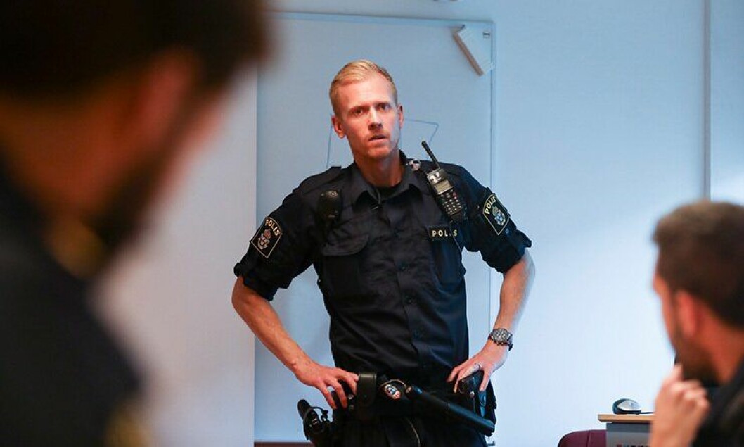 Christoffer Bohman og resten av Järva-politiet i Stockholm legger merke til at mer synlig lokalpoliti bidrar til å redusere kriminaliteten i belastede forsteder.