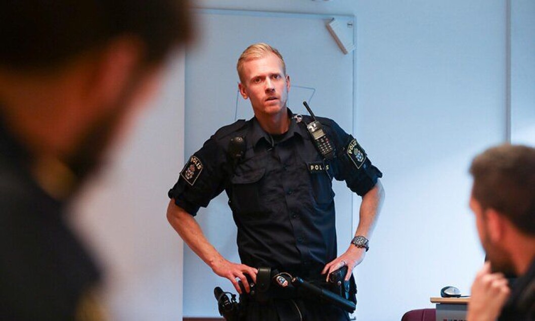 Christoffer Bohman og resten av Järva-politiet i Stockholm legger merke til at mer synlig lokalpoliti bidrar til å redusere kriminaliteten i belastede forsteder. Christoffer Bohman og resten av Järva-politiet i Stockholm legger merke til at mer synlig lokalpoliti bidrar til å redusere kriminaliteten i belastede forsteder.