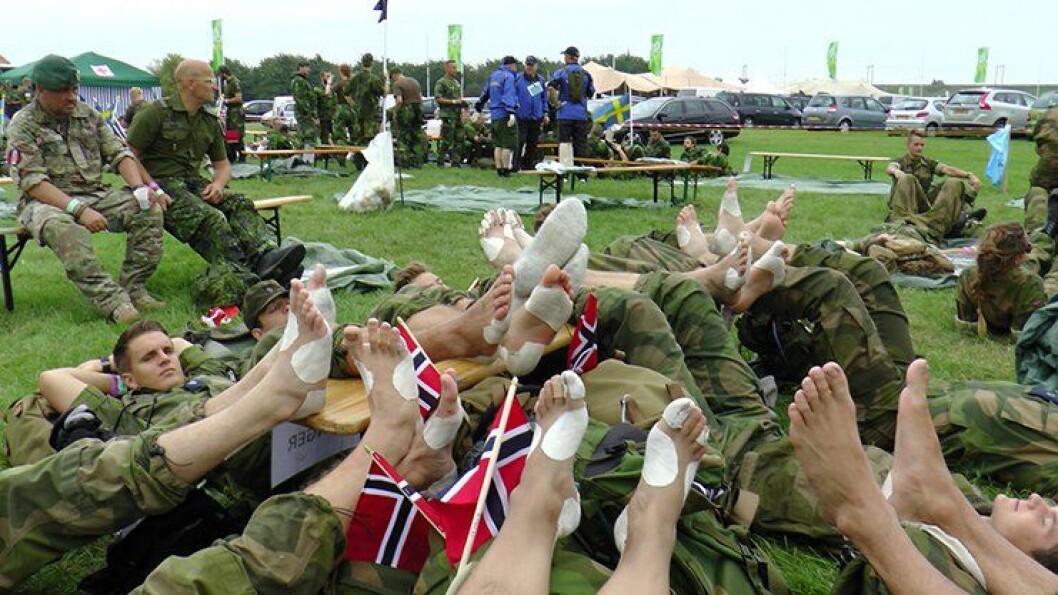 Såre føtter med god stemning og samhold under Nijmegen-marsjen i Nederland. Såre føtter med god stemning og samhold under Nijmegen-marsjen i Nederland.