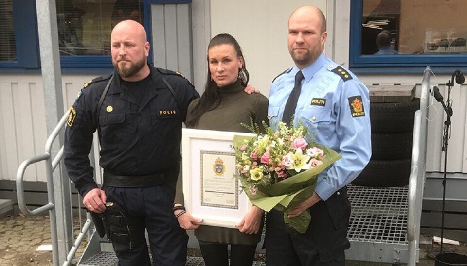Samboeren til avdøde Jesper Jul, Sandra Schumann, sammen med den svenske politihundeføreren Fredrik Wemrin og Rune Grimstad fra Norges politihundelag. Schumann holder beviset på støtte fra politihundeførere fra Danmark, Sverige og Norge.