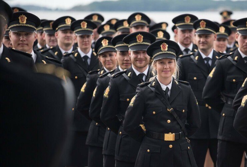 Nyutdannede politistudenter så fram til arbeidslivet da de ble uteksaminert i Stavern i sommer. Men bare halvparten av dem har jobb, og under én av ti har fast jobb.