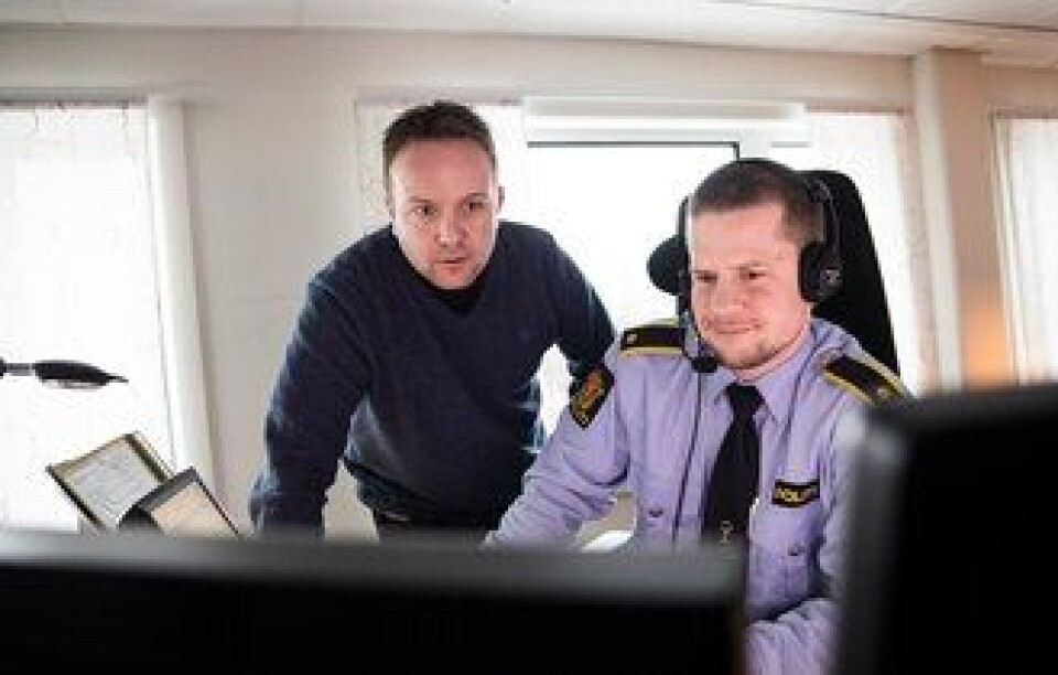 Usikre: Geir Kastmo (t.v.), Ole Jørgen Lund og de andre kollegene på operasjonssentralen savner avklaring rundt hva de kan forvente seg av midler, dersom de må pendle lenger i framtida.