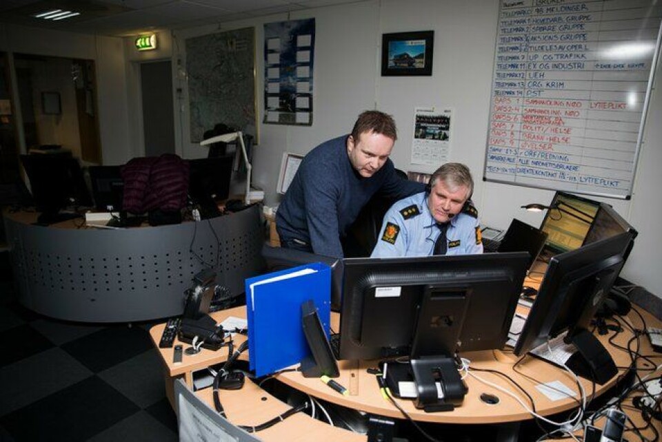 Geir Kastmo og kollega Odd Harald Høvring ved operasjonssentralen i Telemark er bekymra for utgiftene tli vil få, ved å måtte pendle til nytt arbeidssted.