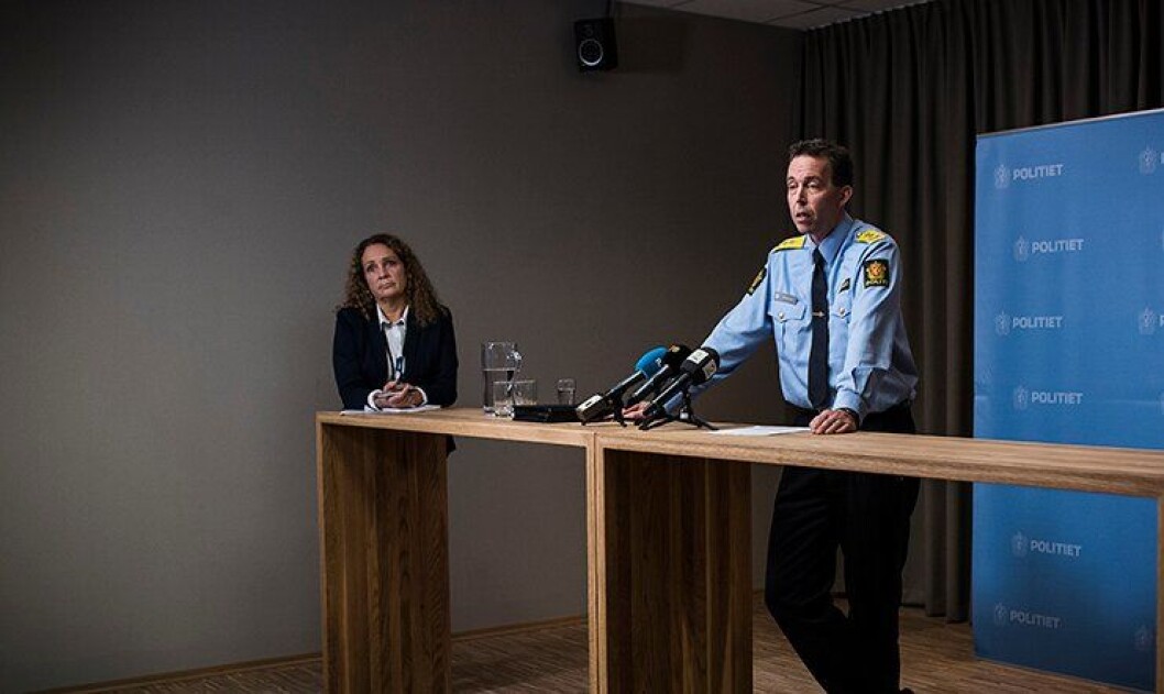 Kommunikasjonsdirektør Margrete Halvorsen står i bakgrunnen når tidligere beredskapsdirektør Kaare Songstad snakker til pressen i 2015. Nå deler hun kommunikasjonsstaben sin i to. Kommunikasjonsdirektør Margrete Halvorsen står i bakgrunnen når tidligere beredskapsdirektør Kaare Songstad snakker til pressen i 2015. Nå deler hun kommunikasjonsstaben sin i to.