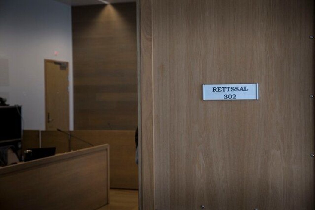 I denne rettsalen ble politimannen dømt til fengsel og tap av jobben etter å ha begått seksuallovbrudd. I denne rettsalen ble politimannen dømt til fengsel og tap av jobben etter å ha begått seksuallovbrudd.