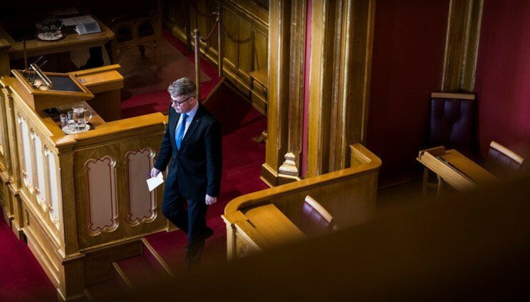 Justis- og beredskapsminister Per-Willy Amundsen under dagens debatt i Stortinget. Han lovte at utfallet for lensmannskontorene ikke er gitt, og at kommunenes klager skal behandles ordentlig i departementet. Justis- og beredskapsminister Per-Willy Amundsen under dagens debatt i Stortinget. Han lovte at utfallet for lensmannskontorene ikke er gitt, og at kommunenes klager skal behandles ordentlig i departementet.