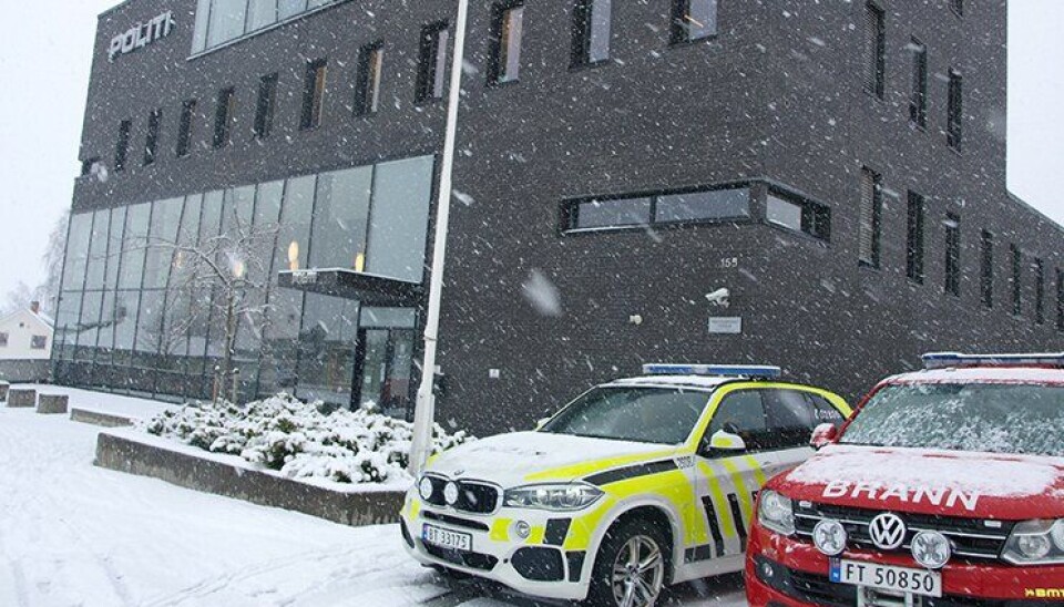 Politibil og brannbil utenfor politihuset på Hamar. Politibil og brannbil utenfor politihuset på Hamar.