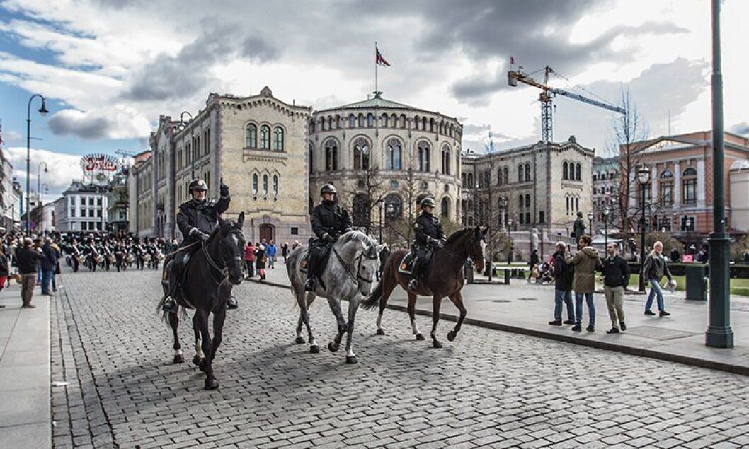 Politihester på patrulje i Karl Johans gate, foran Stortinget. Politihester på patrulje i Karl Johans gate, foran Stortinget.