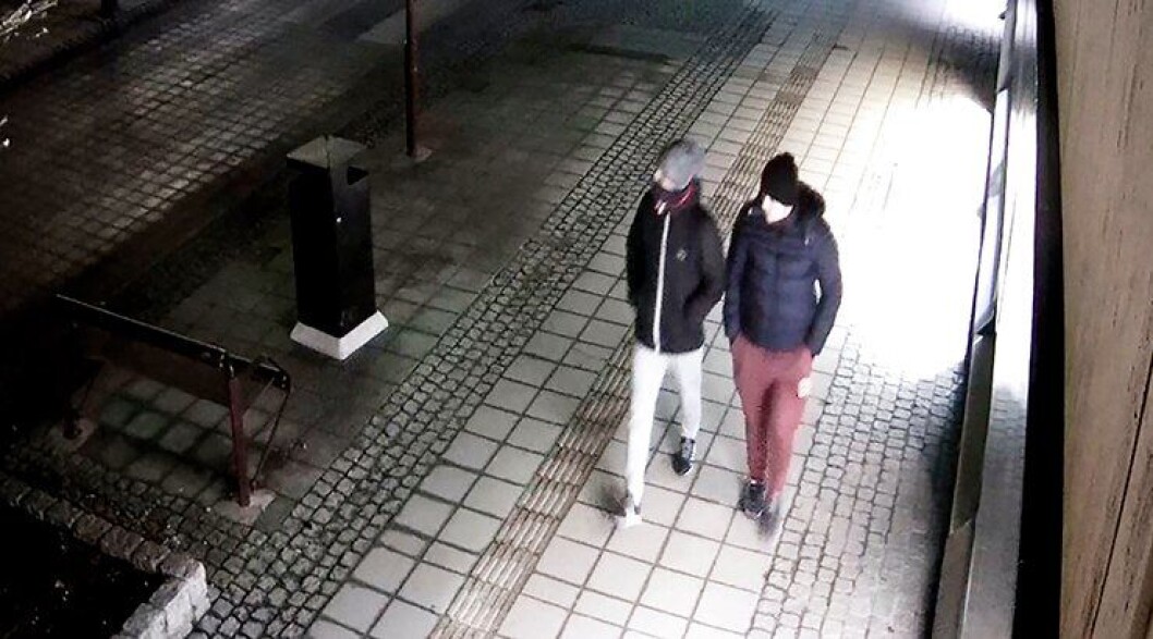 De kriminelle fanget opp på overvåkningskamera. De ble til slutt stoppet - av politiet i Stryn. De kriminelle fanget opp på overvåkningskamera. De ble til slutt stoppet - av politiet i Stryn.