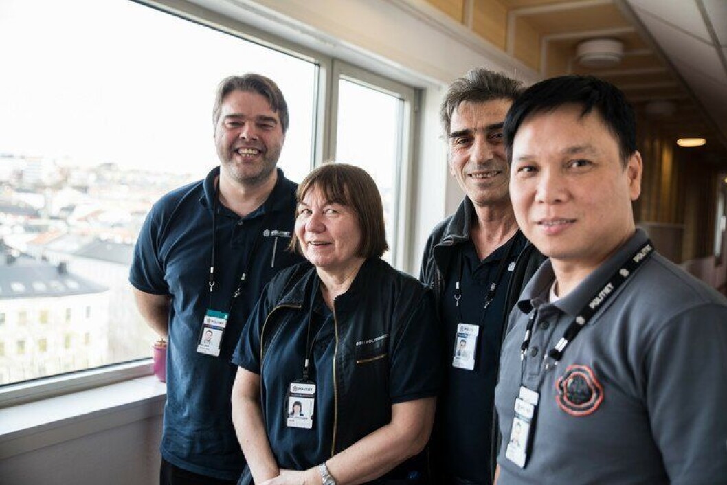 Renholderne Svein Ove Selebø, Britt Salamonsen, Zulfi Saliu og Lynh Le Quang har siden 1. november jobbet for Politiets Fellestjenester. De byttet arbeidsgiver etter mange år i Oslo poiltidistrikt, men arbeidsstedet er fortsatt det samme: Politihuset på Grønland. Renholderne Svein Ove Selebø, Britt Salamonsen, Zulfi Saliu og Lynh Le Quang har siden 1. november jobbet for Politiets Fellestjenester. De byttet arbeidsgiver etter mange år i Oslo poiltidistrikt, men arbeidsstedet er fortsatt det samme: Politihuset på Grønland.