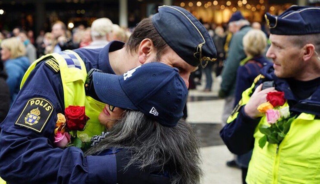 Svenske politifolk får blomster og klemmer av det svenske folk på Sergels torg, midt i Stockholm sentrum, tre dager etter terrorangrepet. Svenske politifolk får blomster og klemmer av det svenske folk på Sergels torg, midt i Stockholm sentrum, tre dager etter terrorangrepet.