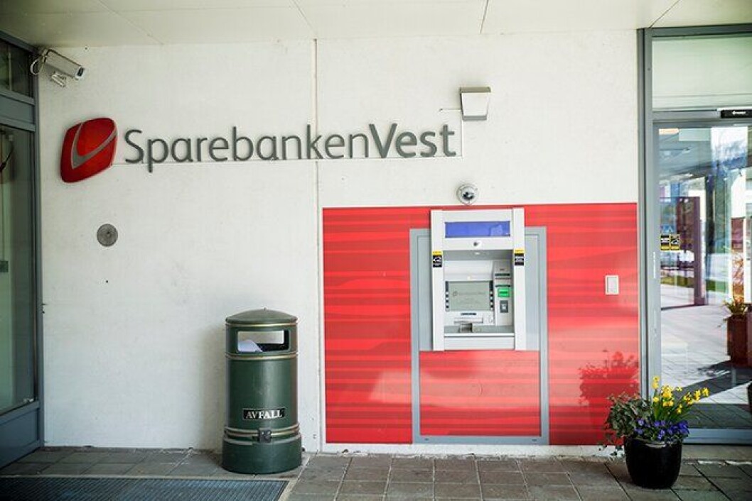 NYE TAKTER: Slik ser inngangspartiet til Sparebanken Vest i Stryn ut i dag, et halvt år etter innbruddsforsøket. Minibanken er for lengst skiftet ut, og de ansatte i banken er strålende fornøyd med innsatsen fra det lokale lensmannskontoret. – For meg personlig, er det klart det er viktig å ha nærhet til politiet, sier Rune Ommedal, som var den første bankansatte som kom til stedet. NYE TAKTER: Slik ser inngangspartiet til Sparebanken Vest i Stryn ut i dag, et halvt år etter innbruddsforsøket. Minibanken er for lengst skiftet ut, og de ansatte i banken er strålende fornøyd med innsatsen fra det lokale lensmannskontoret. – For meg personlig, er det klart det er viktig å ha nærhet til politiet, sier Rune Ommedal, som var den første bankansatte som kom til stedet.
