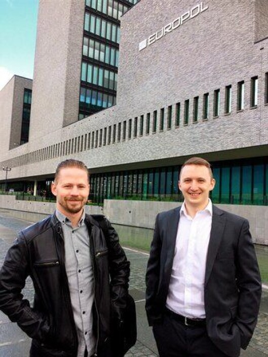 REISEFOT: Sindre Sørbråten Breda og Vegard Dale ble invitert fra Sogn og Fjordane til Haag i Nederland for å fortelle Europol om de internasjonale sporene de hadde avdekket under etterforskningen. - Det var kjekt å være nordmann i Europol. Vi fikk mye skryt for jobben vår, forteller Dale. REISEFOT: Sindre Sørbråten Breda og Vegard Dale ble invitert fra Sogn og Fjordane til Haag i Nederland for å fortelle Europol om de internasjonale sporene de hadde avdekket under etterforskningen. - Det var kjekt å være nordmann i Europol. Vi fikk mye skryt for jobben vår, forteller Dale.