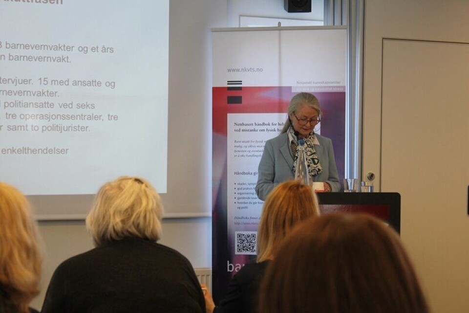 Norunn Vorland på talerstolen under presentasjonen av rapporten 'Barn i krise: Samarbeidet mellom politi og barnevern'.