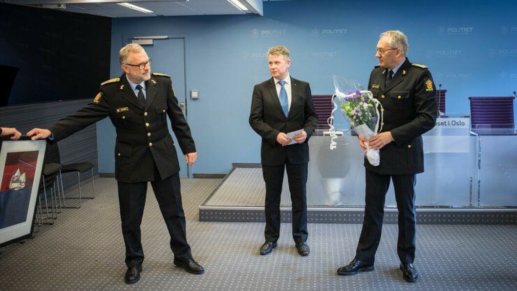 Politimester Hans Sverre Sjøvold, justisminster Per-Willy Amundsen og politidirektør Odd Reidar Humlegård, var fornøyde med sin nye operasjonssentral, tross i at de nektet å vise den fram for pressen. Politimester Hans Sverre Sjøvold, justisminster Per-Willy Amundsen og politidirektør Odd Reidar Humlegård, var fornøyde med sin nye operasjonssentral, tross i at de nektet å vise den fram for pressen.