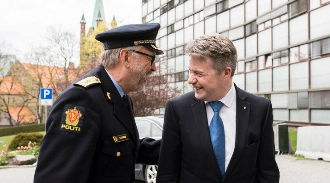 Politimester Hans Sverre Sjøvold og justiminster Per-Willy Amundsen gliser bredt for å ha fått organisasjonen i havn i nye Oslo politidistrikt. Fra nå er de ansatte plassert i nye enheter. Politimester Hans Sverre Sjøvold og justiminster Per-Willy Amundsen gliser bredt for å ha fått organisasjonen i havn i nye Oslo politidistrikt. Fra nå er de ansatte plassert i nye enheter.