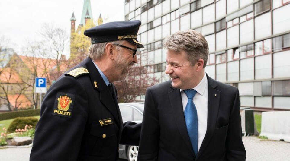 Politimester Hans Sverre Sjøvold og justiminster Per-Willy Amundsen gliser bredt for å ha fått organisasjonen i havn i nye Oslo politidistrikt. Fra nå er de ansatte plassert i nye enheter.