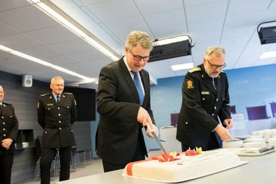 Smaken av nytt distrikt: Justisministeren og politimesteren var de to første til å smake på kaka som markerte det nye distriktets organisering. Politidirektøren fulgte nøye med.