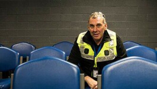 – Hvorfor vil man bevæpne seg, spør Malcolm Penfold, instruktør ved London-politiets treningssenter. – Hvorfor vil man bevæpne seg, spør Malcolm Penfold, instruktør ved London-politiets treningssenter.