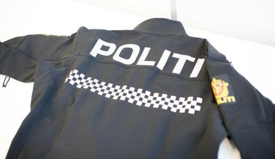 Refleksen er flyttet opp på ryggen, og tilsvarende høyt opp på brystet på forsiden, for at den ikke skal brettes opp og bort over utstyrsbeltet. Refleksen er flyttet opp på ryggen, og tilsvarende høyt opp på brystet på forsiden, for at den ikke skal brettes opp og bort over utstyrsbeltet.