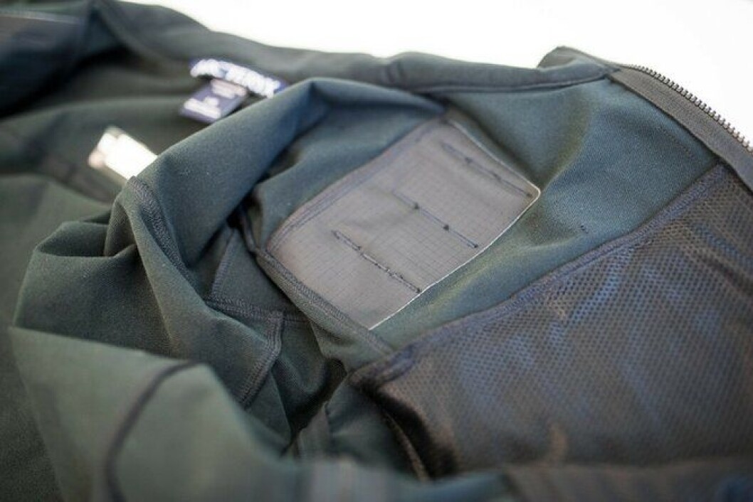 Baksiden av bæreløsningen er forsterket både på softshell- og skalljakke. Dette for at ikke bæreløsningen til sambandet skal gnage gjennom stoffet over tid. Baksiden av bæreløsningen er forsterket både på softshell- og skalljakke. Dette for at ikke bæreløsningen til sambandet skal gnage gjennom stoffet over tid.