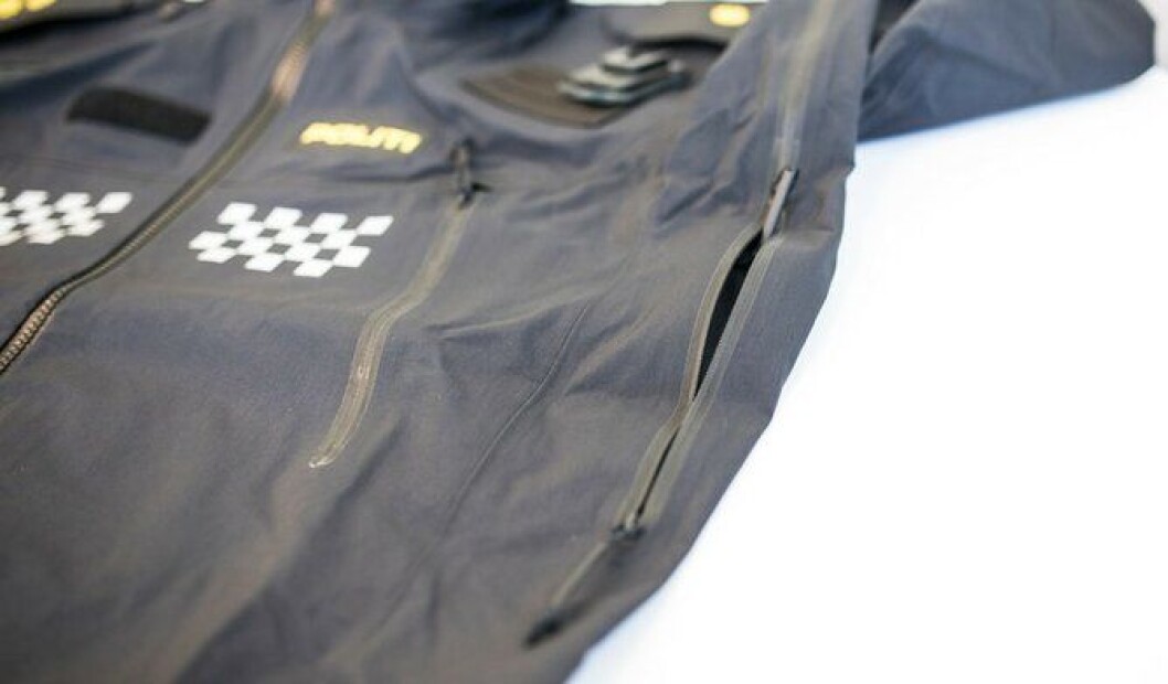 Under armene er det ventilasjonsåpninger med toveis glidelåser. Dette kommer både på softshell- og skalljakke. Under armene er det ventilasjonsåpninger med toveis glidelåser. Dette kommer både på softshell- og skalljakke.