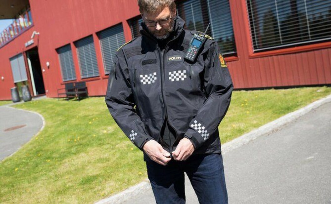 Den ytterste skalljakka skal beskytte mot vind og vær. Den har integrert hette i kragen. Den ytterste skalljakka skal beskytte mot vind og vær. Den har integrert hette i kragen.