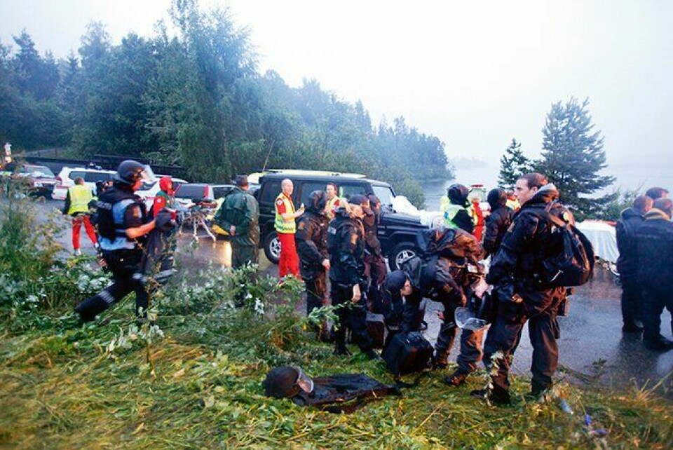 Politi og ambulansepersonell på landsiden ved Utøya den 22. juli 2011.