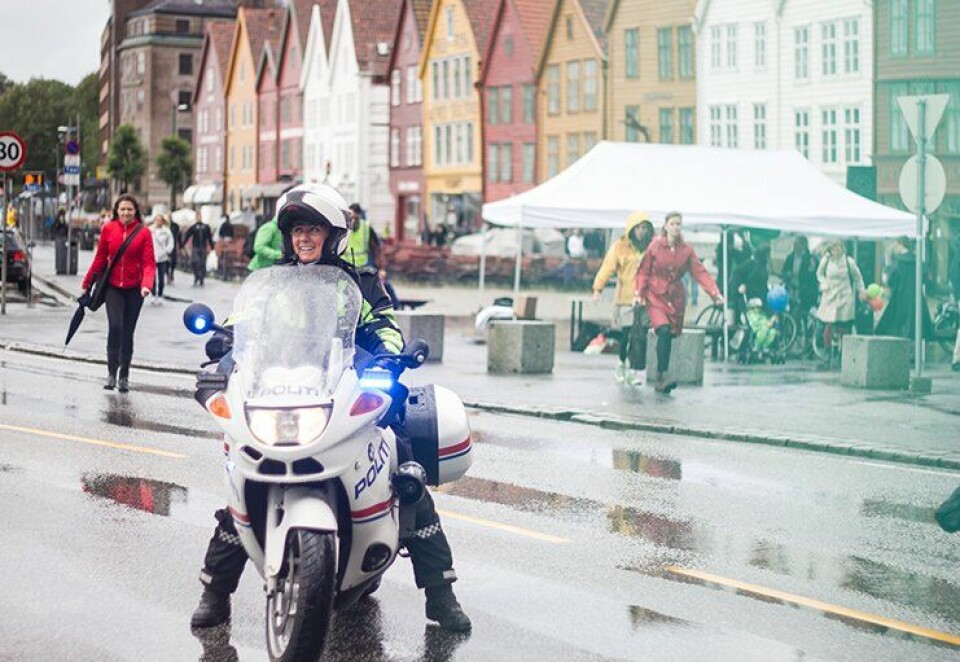 Trafikkpoliti på Bryggen i Bergen. Det vil bli et svært vanlig syn i september. Dette bildet er tatt i en annen anledning.
