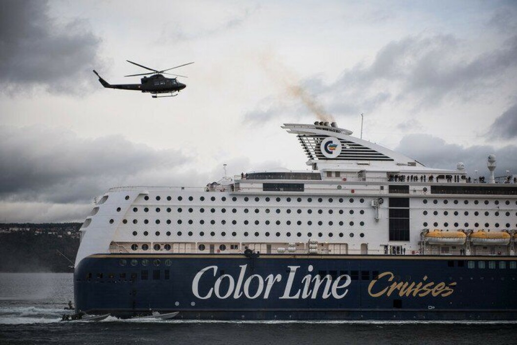 Et Bell-helikopter fra Forsvaret slipper soldater ned på Kiel-ferga i Oslofjorden, under øvelse TYR i november. Politifolk tar seg inn fra båt. Et Bell-helikopter fra Forsvaret slipper soldater ned på Kiel-ferga i Oslofjorden, under øvelse TYR i november. Politifolk tar seg inn fra båt.