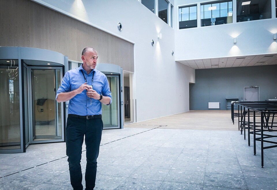 Håvard Aalmo ser seg rundt i et nytt Kripos-bygg på Brynseng i Oslo. Her sitter politiets ressurser på datateknologi tettere enn før.