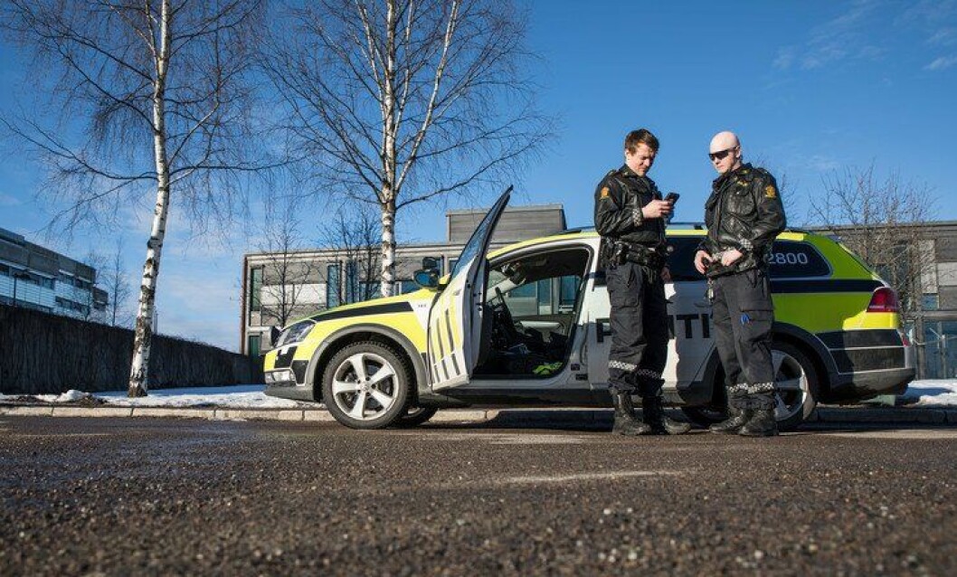 Mer politiarbeid skal løses på gata og på stedet. Bruken av mobiltelefon øker i politiet. Mer politiarbeid skal løses på gata og på stedet. Bruken av mobiltelefon øker i politiet.